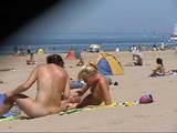 Twee vrouwen op het strand bespioneren