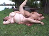 Gorda genieten van seks in het park